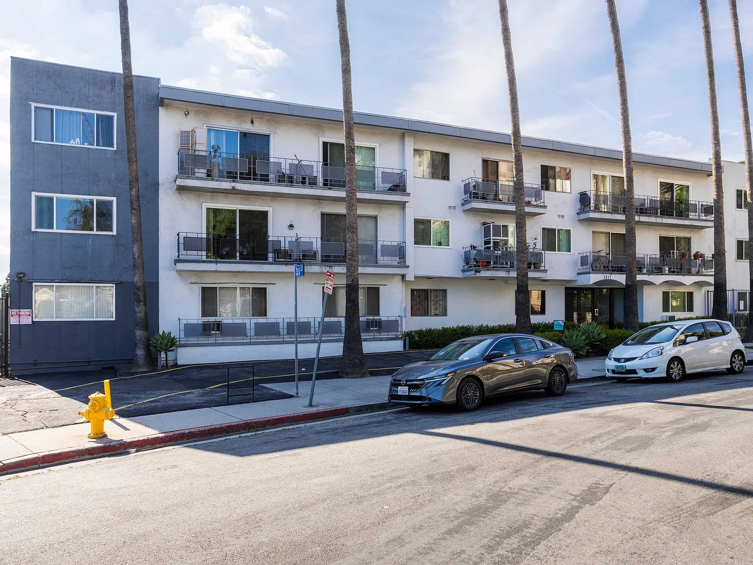1811 Tamarind Apartments — Photo 1