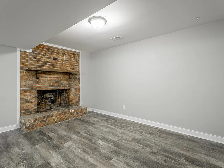 8214 Holly Crest Dr — Photo 42
