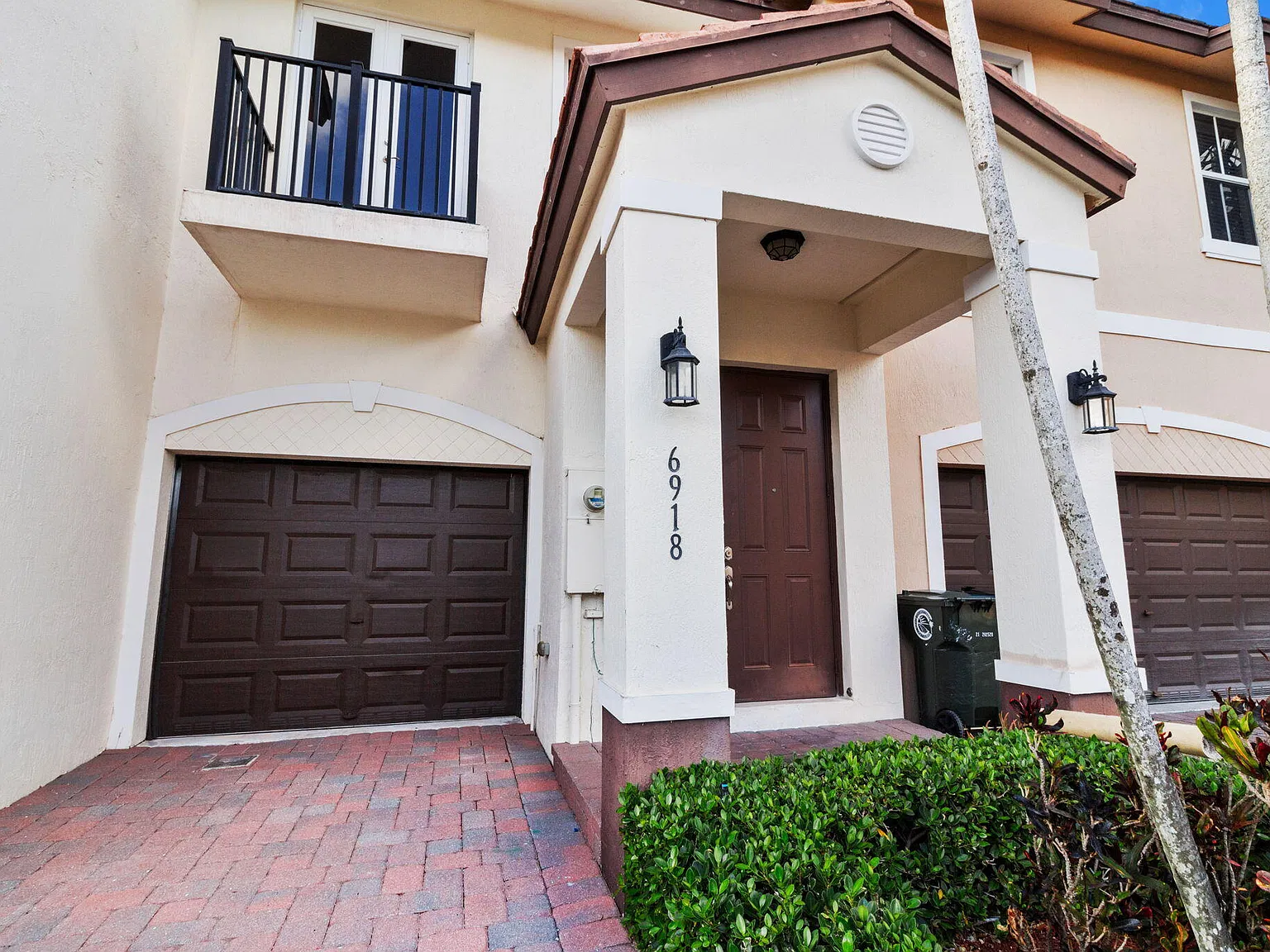 3 bed, 2.5 bath, 1316 sqft, $2,750 — Photo 3