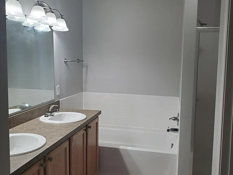 Attached bath w/ tub