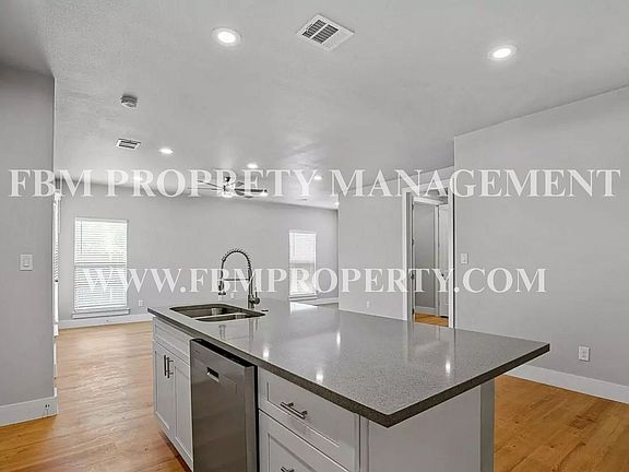 5th image of 5018 Villas Dr