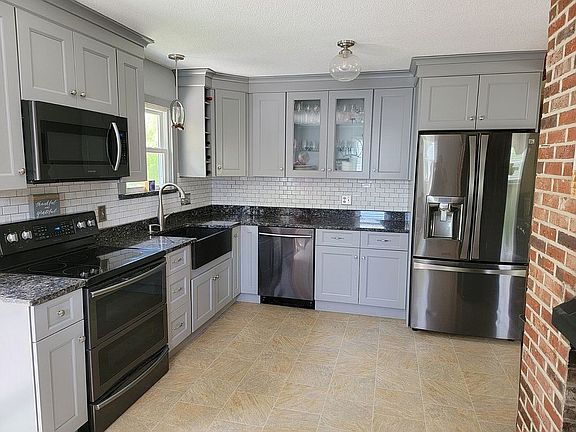 4th image of 14 Green Needle Dr