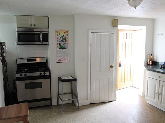 4th image of 704 Saratoga St