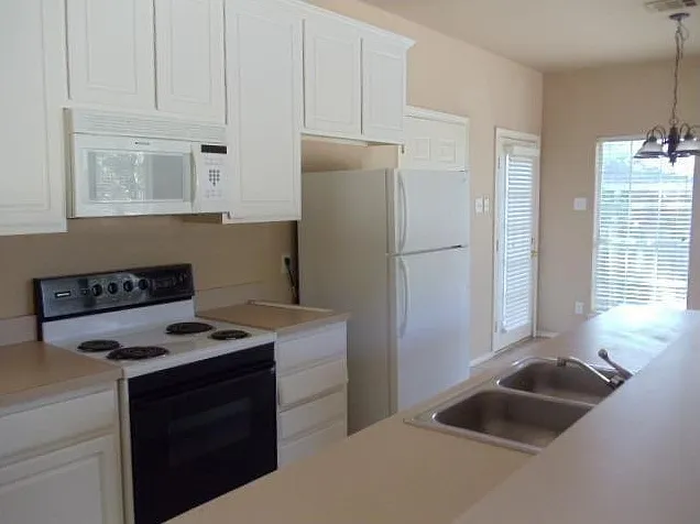 3 bed, 2.5 bath, 1333 sqft, $1,950 — Photo 2