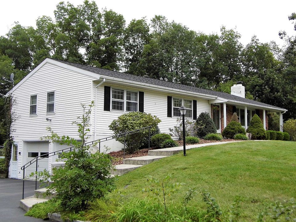 1st image of 22 Hibernia Heights Dr