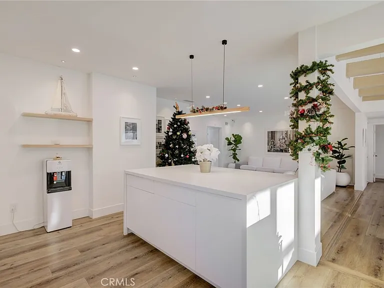 8161 Encino Ave — Photo 37
