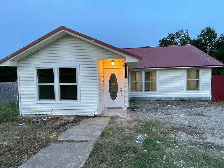 808 N Pecan St — Photo 1