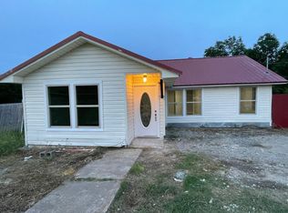 808 N Pecan St, Bells, TX 75414