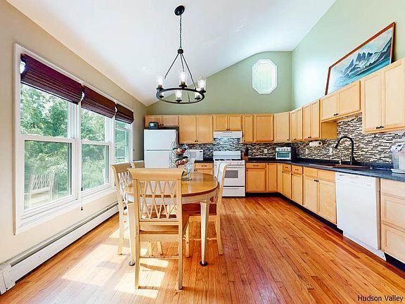 3rd image of 5 Jeffery Ct