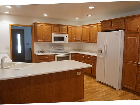 3rd image of 107 E Pioneer Rd
