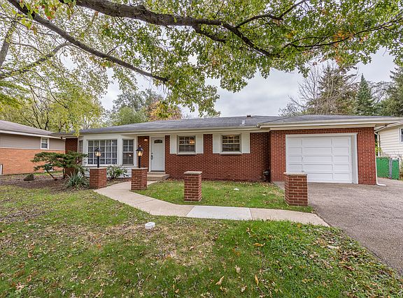 3rd image of 3S240 Ironwood Dr