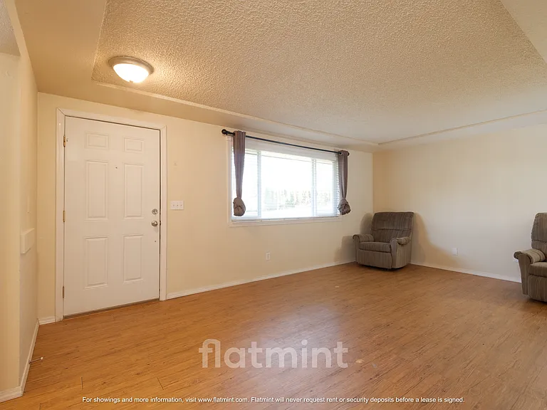 11901-11903 Ainsworth Ave S #11901 — Photo 2