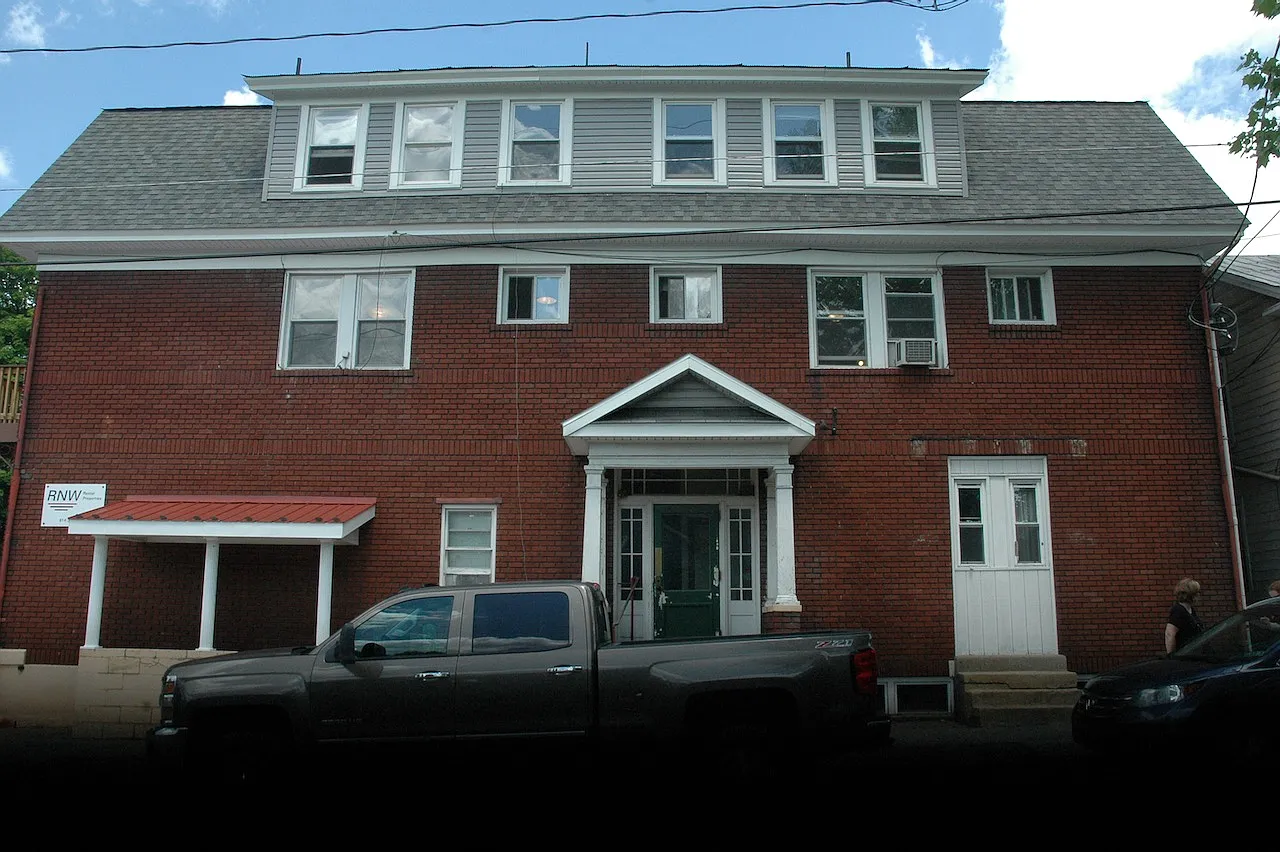3 bed, $1,050 — Photo 1