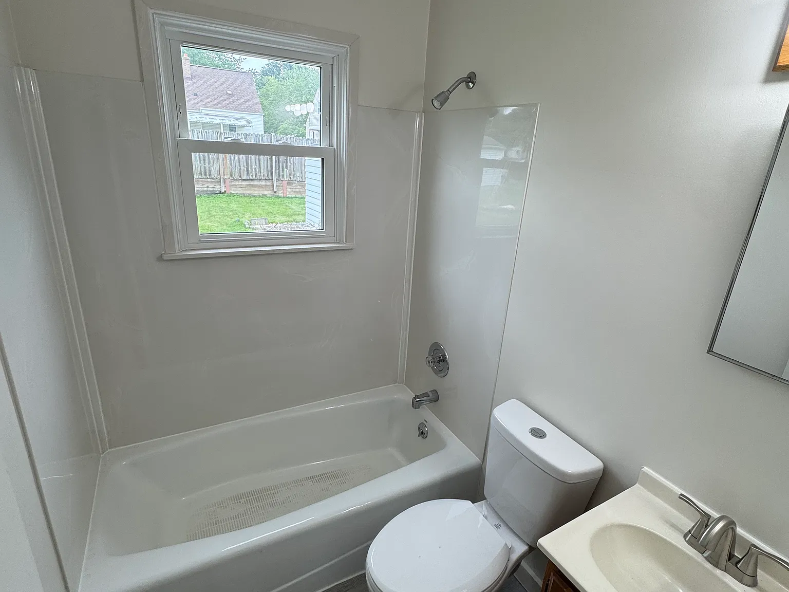 3 bed, 851 sqft, $1,200 — Photo 3