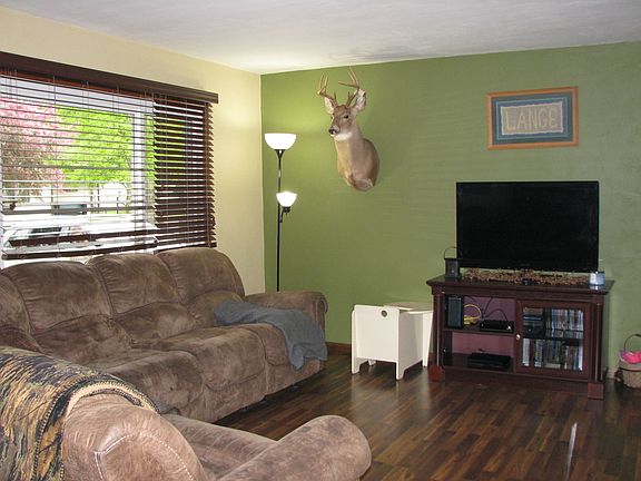 4th image of 404 Sunset Dr