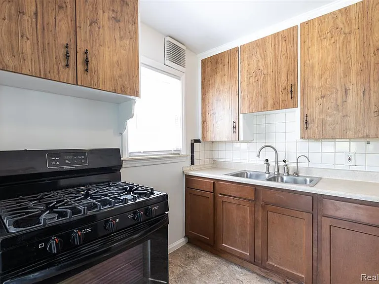 613 Riverbank St — Photo 10
