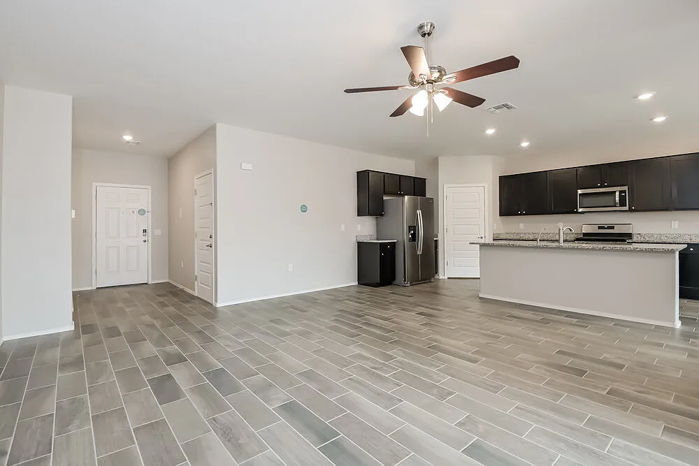 3 bed, 2.0 bath, 1793 sqft, $2,005 — Photo 4