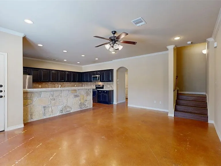 3007 Towers Pkwy — Photo 3