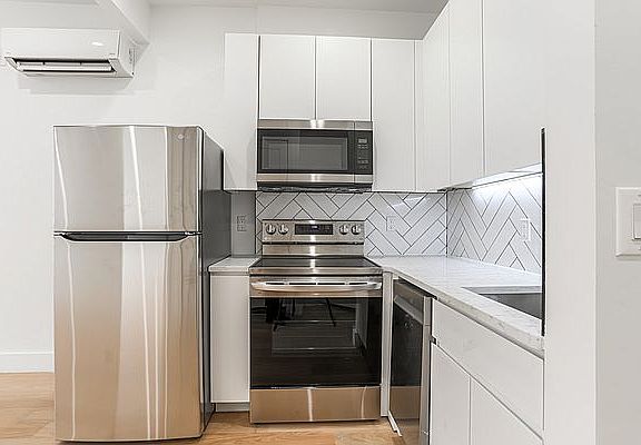 4th image of 1469 Jefferson Ave #2A