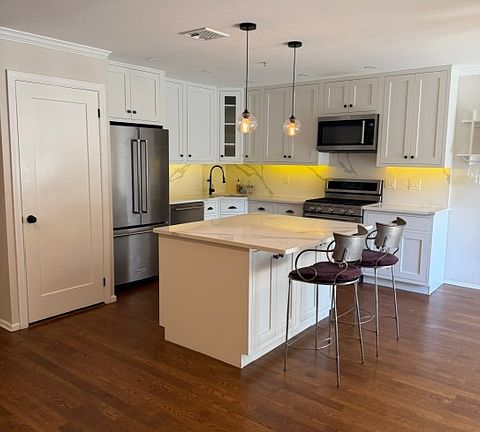 3rd image of 19 Paris Cir
