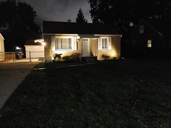 HOUSE AT NGHT WITH SOLOR LANDSCAPING LIGHTS