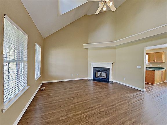 2nd image of 2822 Meadowglen Cir