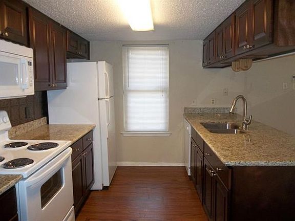 2nd image of 2324 Oxford Pl
