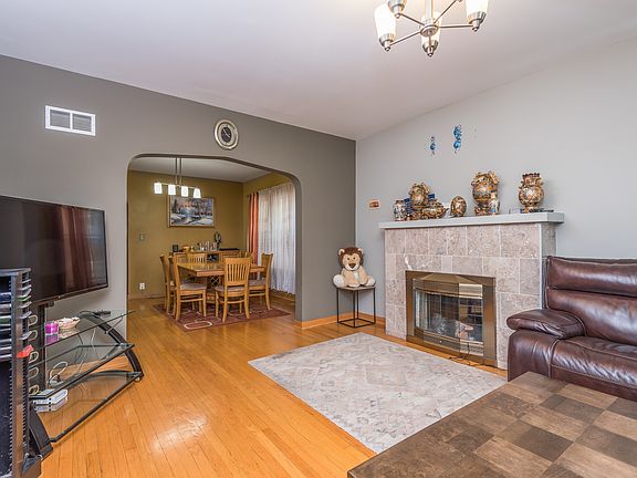 3rd image of 5119 W Wellington Ave