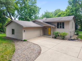 10465 Olympic Cir, Eden Prairie, MN 55347