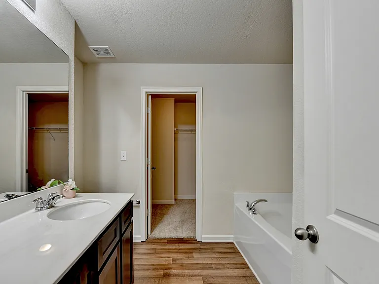 811 Independence Ave — Photo 38