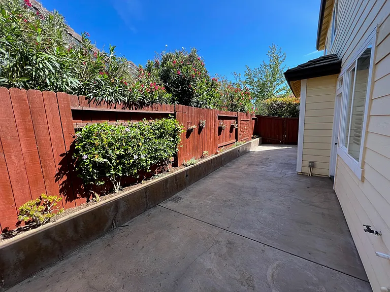 1900 Fallbrook Ln — Photo 8