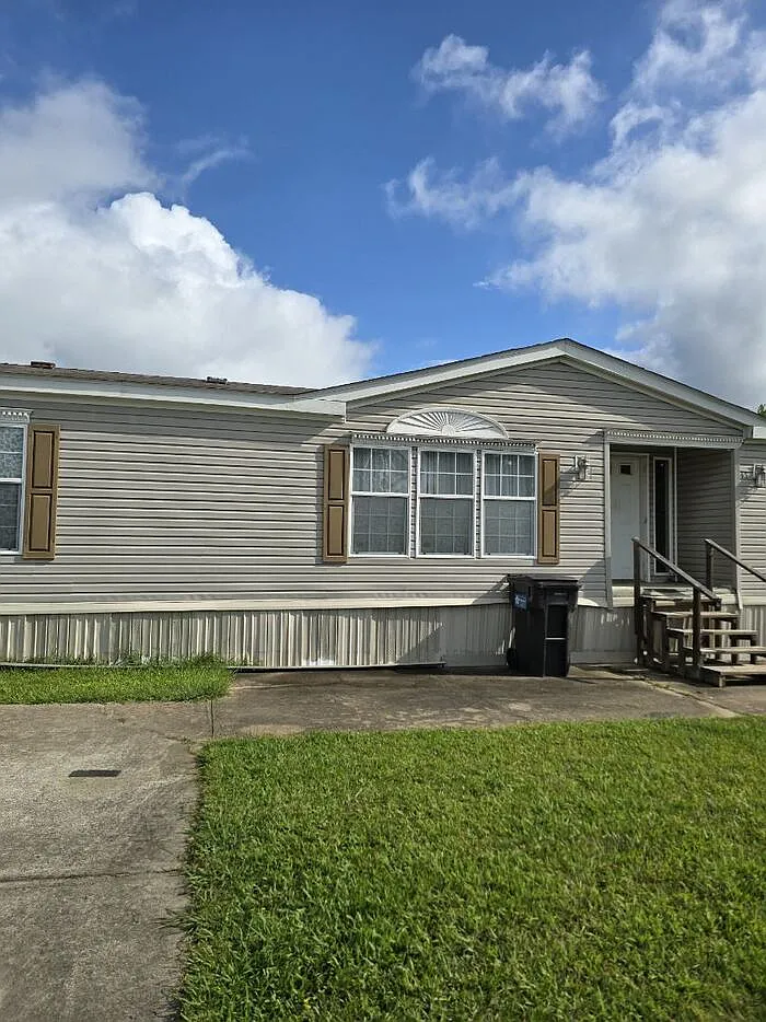 3 bed, 2.0 bath, $950 — Photo 1