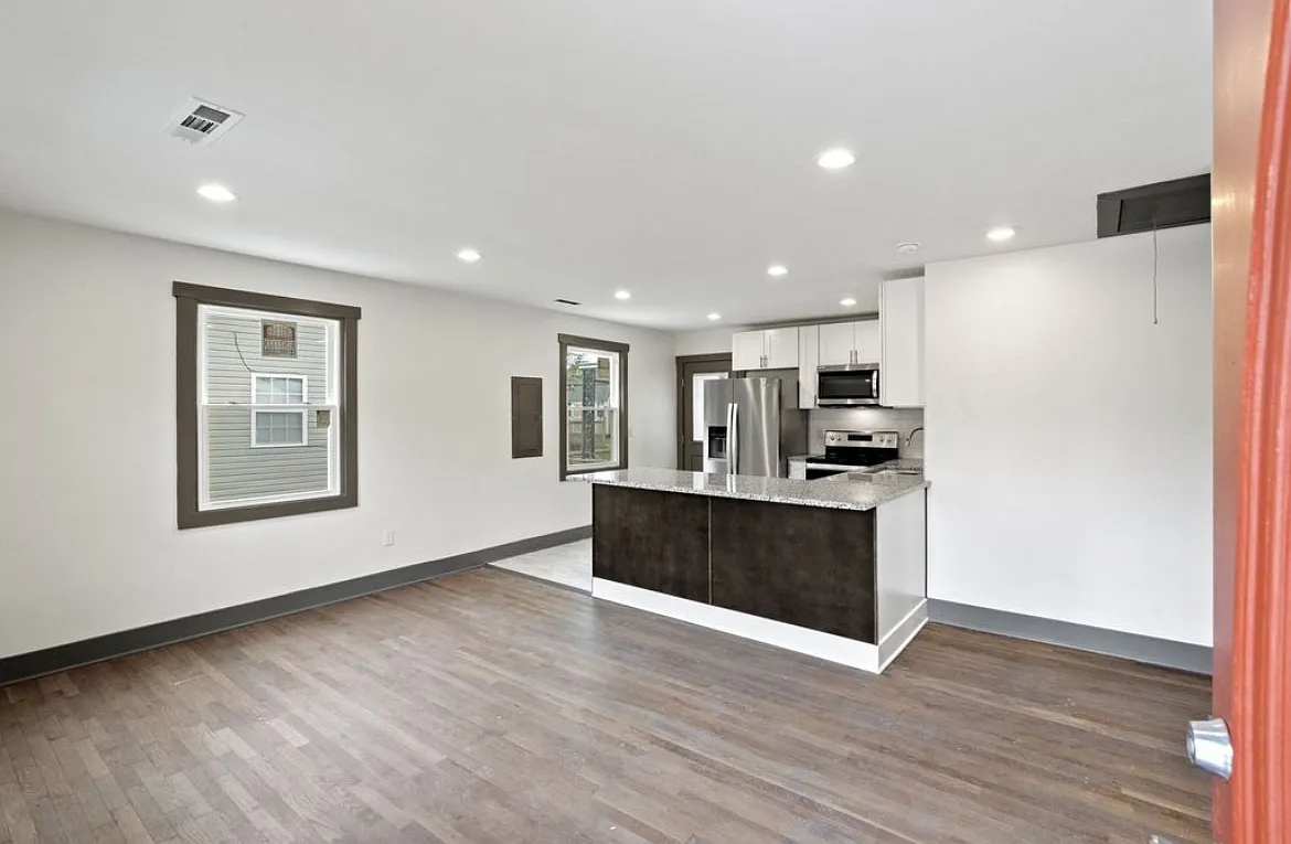 2713 Vance Ave — Photo 4