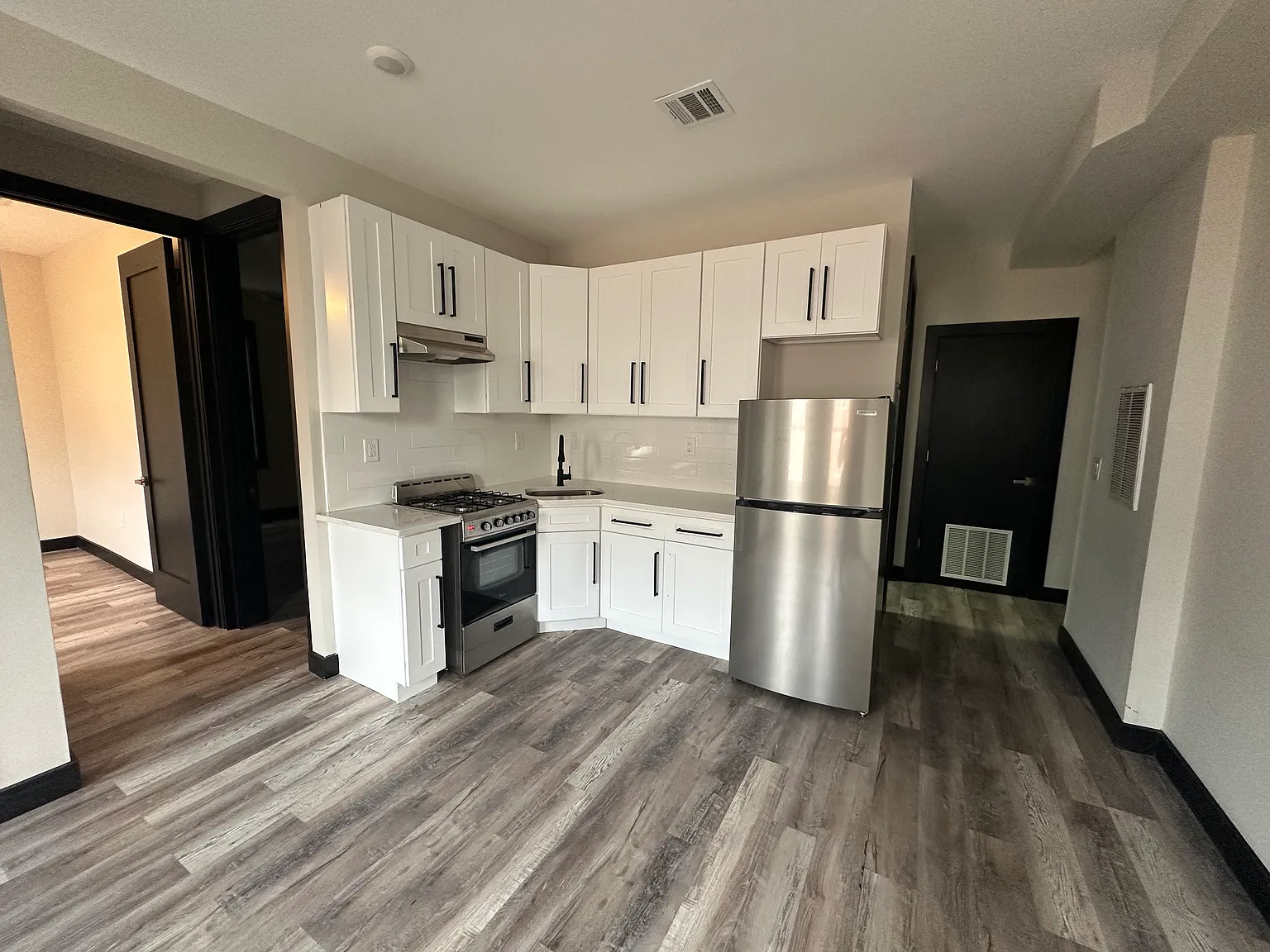 2 bed, 700 sqft, $2,200 — Photo 2