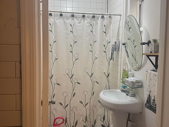 3rd image of 29 Westervelt Pl APT 2