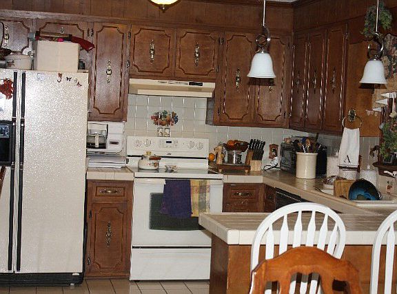 3rd image of 1025 Parkwood Pl