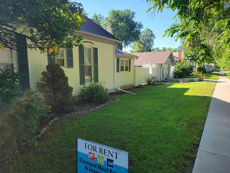 629 W Oak St — Photo 2