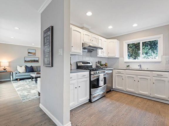 5th image of 220 E Eaglewood Ave