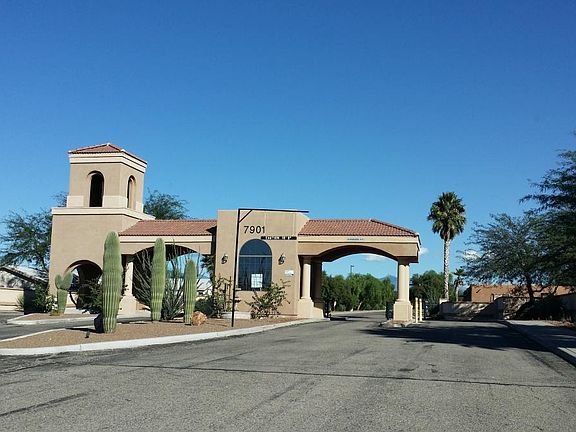 Gated w community pool