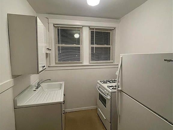 2nd image of 3956 Dover Pl #1W