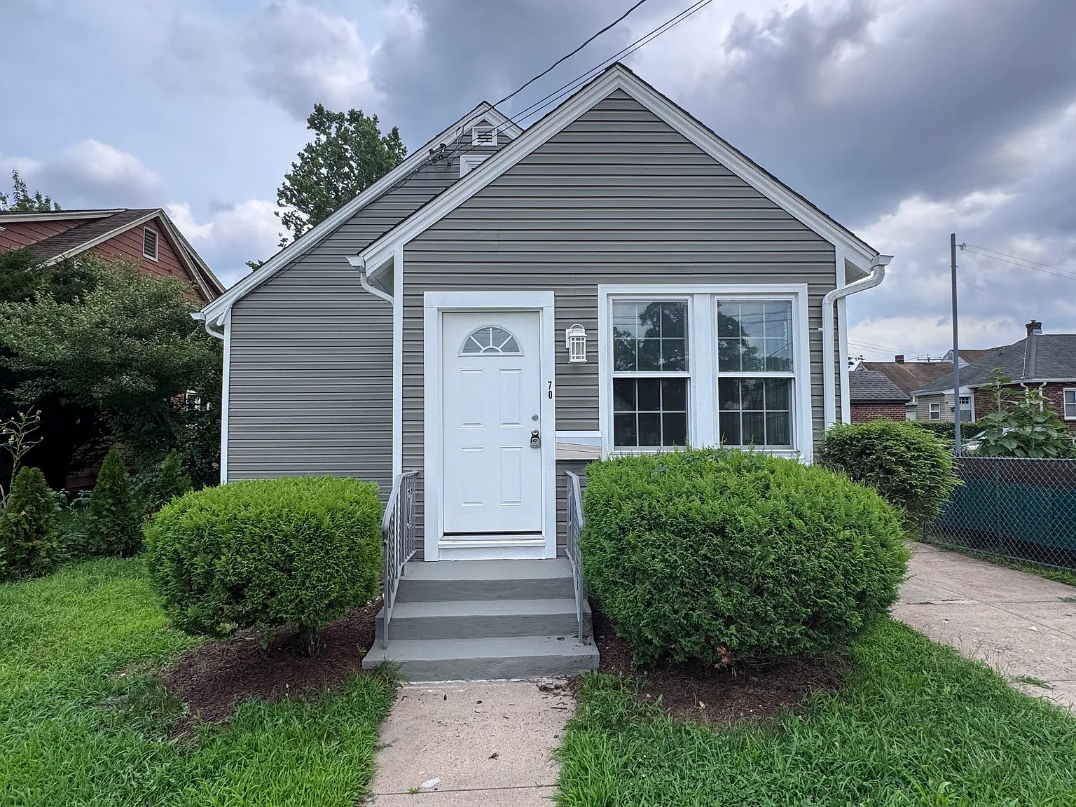 5 bed, 1.5 bath, 1100 sqft, $3,050 — Photo 1