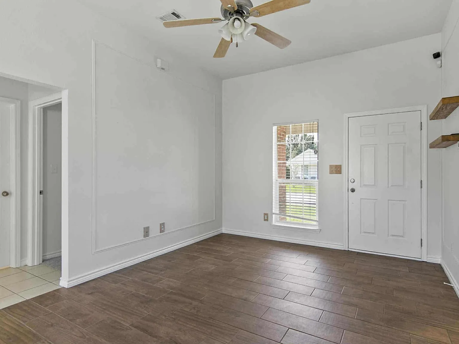 3 bed, 2.0 bath, 1054 sqft, $1,795 — Photo 3