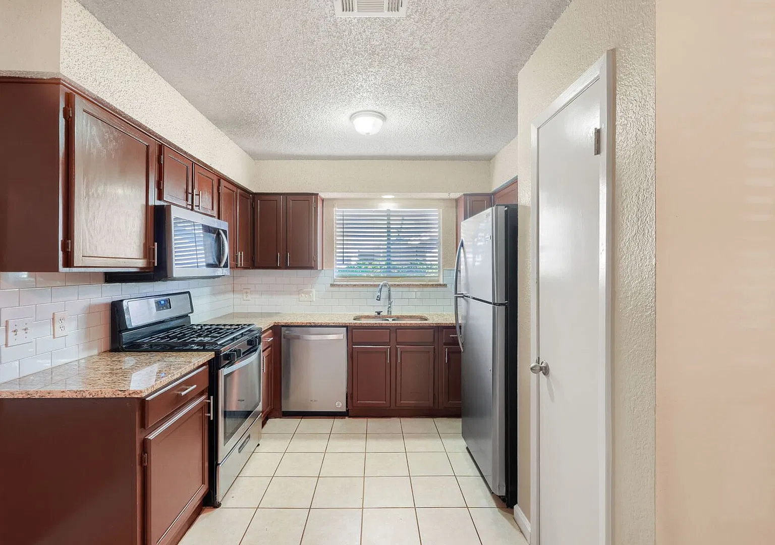 3 Bedroom 2 Bath home on oversized corner lot in Maple Run — Photo 2