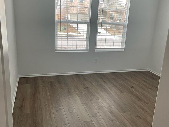 3rd image of 445 Sebring Cir