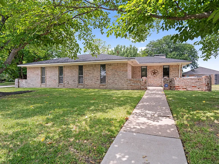 1801 Ridgecrest Dr — Photo 1