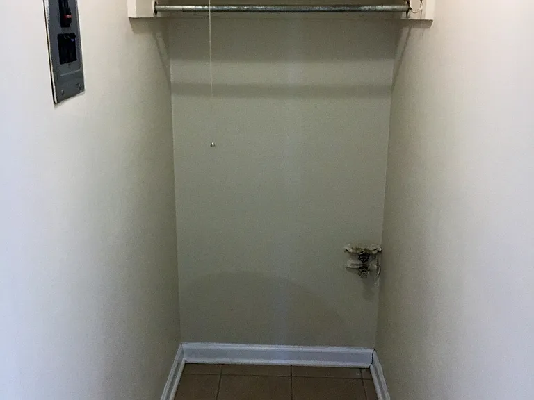 Broadway Court Apartments — Photo 9
