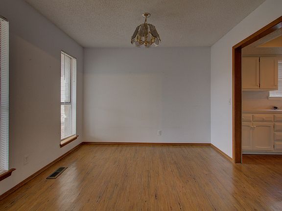 4th image of 2419 S Gardenia Ave