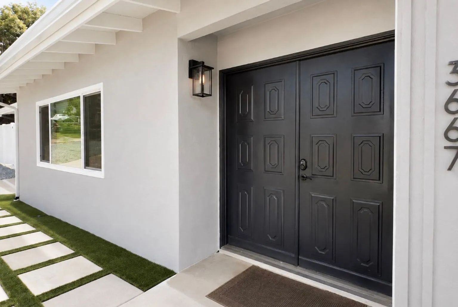 Updated 3 Bedroom Home with Modern Finishes, Private Yard & 2 Car Garage — Photo 3