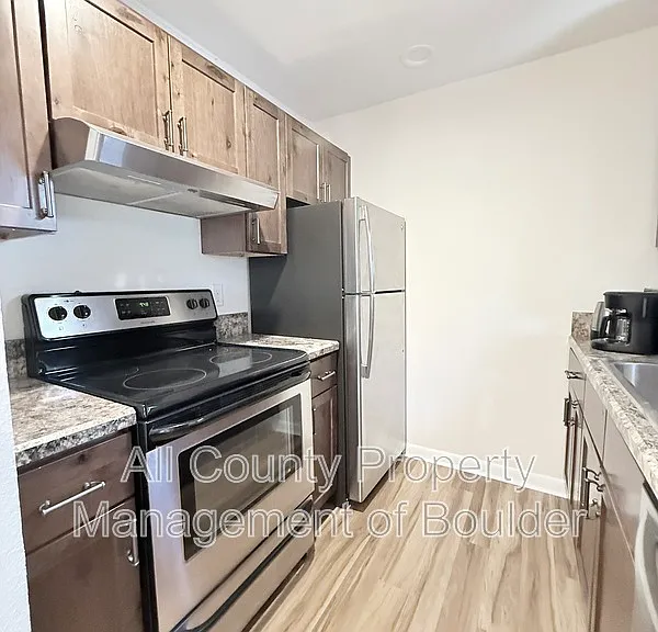 1575 Bradley Dr — Photo 3