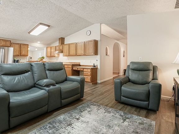4th image of 810 NE 167th Ave